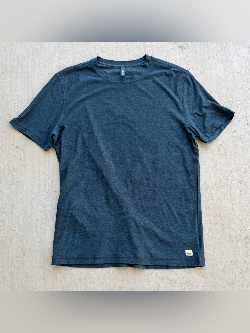 Vuori Strato Tech Tee Mens Medium Green Heathered Short Sleeve Shirt V126